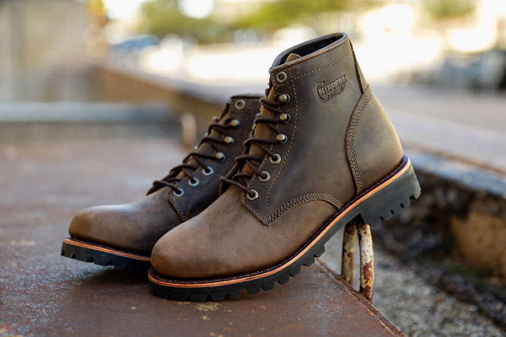 Classic 2.0 6" Lace Up in Chocolate Apache (brown).